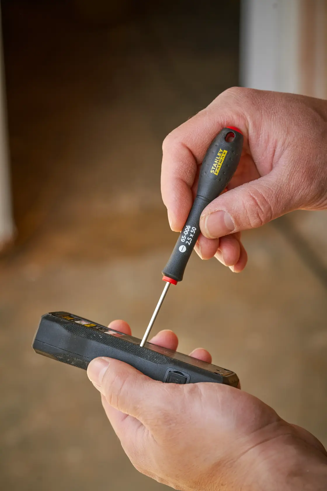 STANLEY® FATMAX® Parallel 2.5 x 50mm Screwdriver Application Action Shot Hand/Person