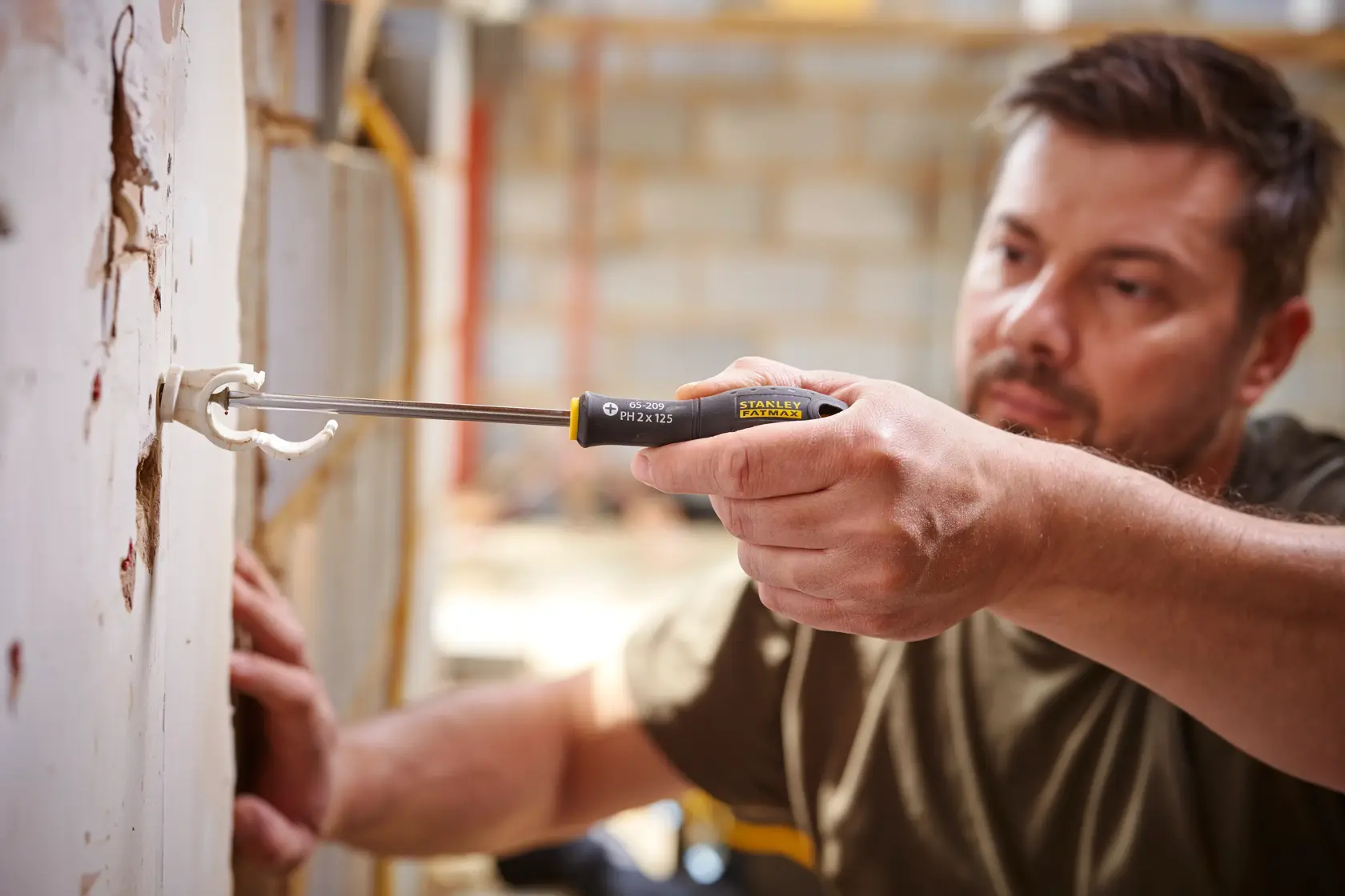 STANLEY® FATMAX® Phillips PH2 x 125mm Screwdriver Application Action Shot Hand/Person