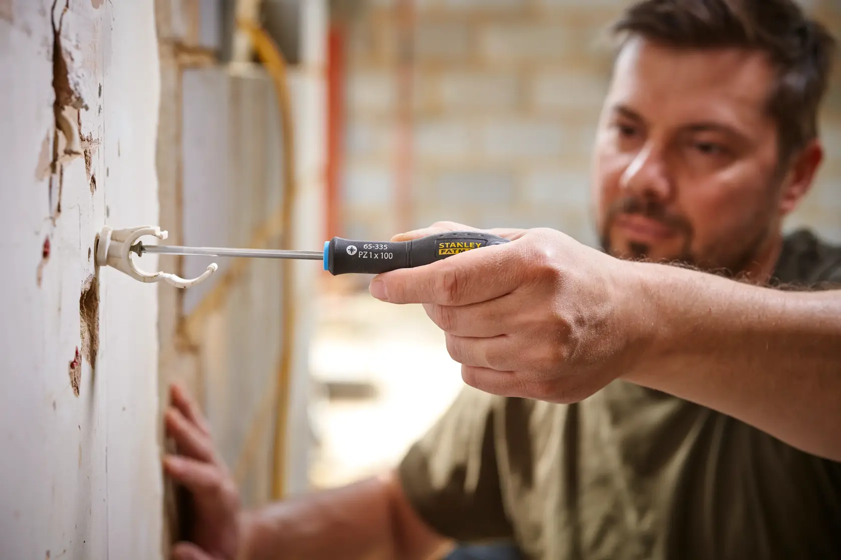 STANLEY® FATMAX® Pozidriv PZ1 x 100mm Screwdriver Application Action Shot Hand/Person