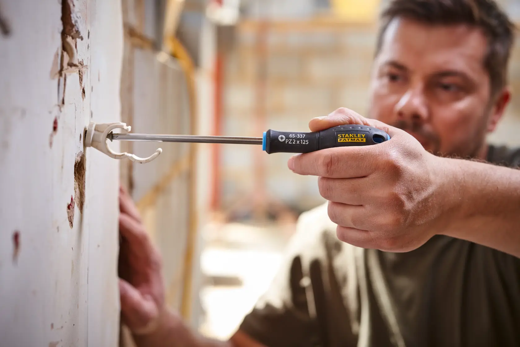 STANLEY® FATMAX® Pozidriv PZ2 x 125mm Screwdriver Application Action Shot Hand/Person