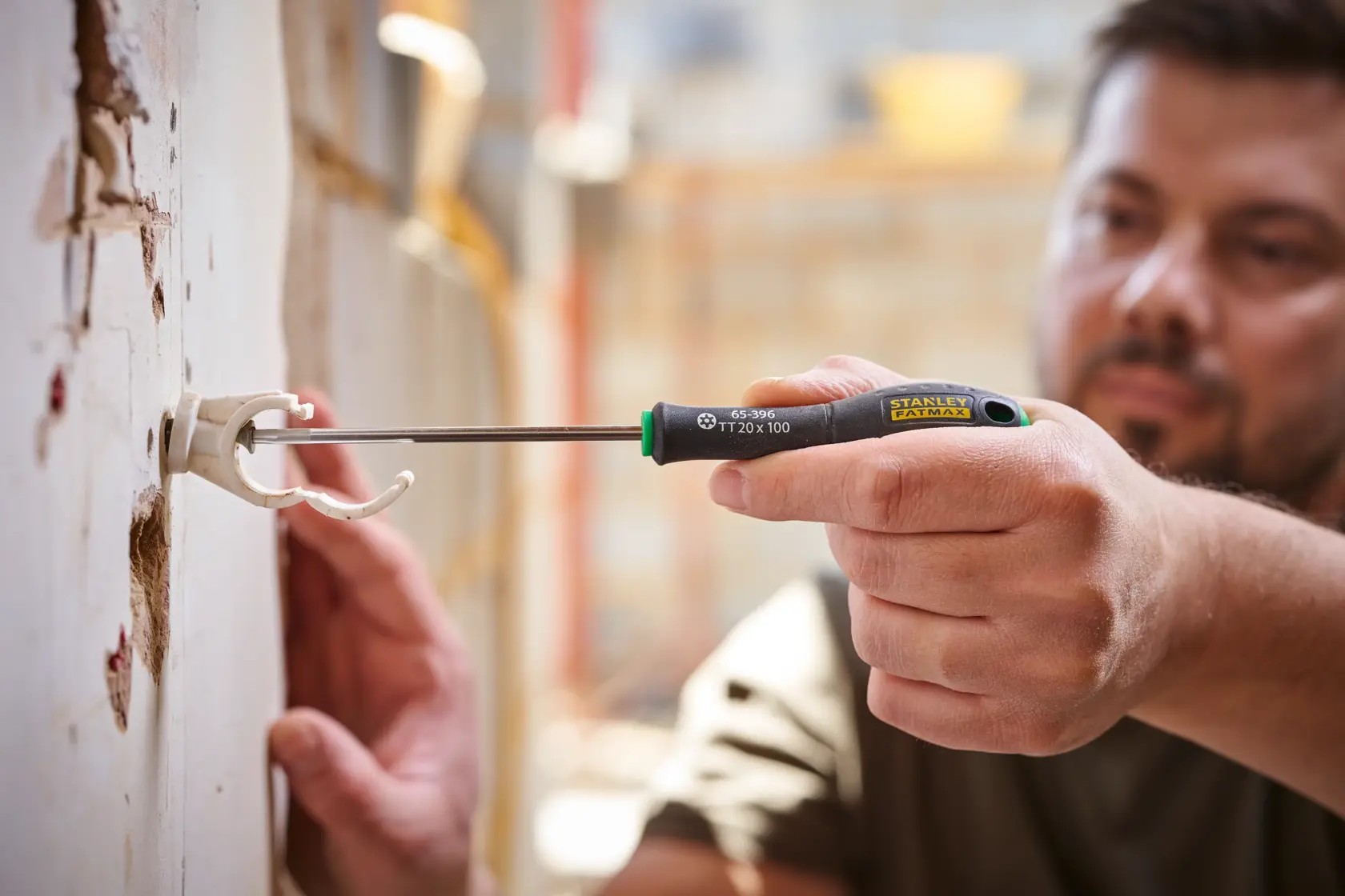STANLEY® FATMAX® Tamperproof Torx® TT20 x 100mm Screwdriver Application Action Shot Hand/Person