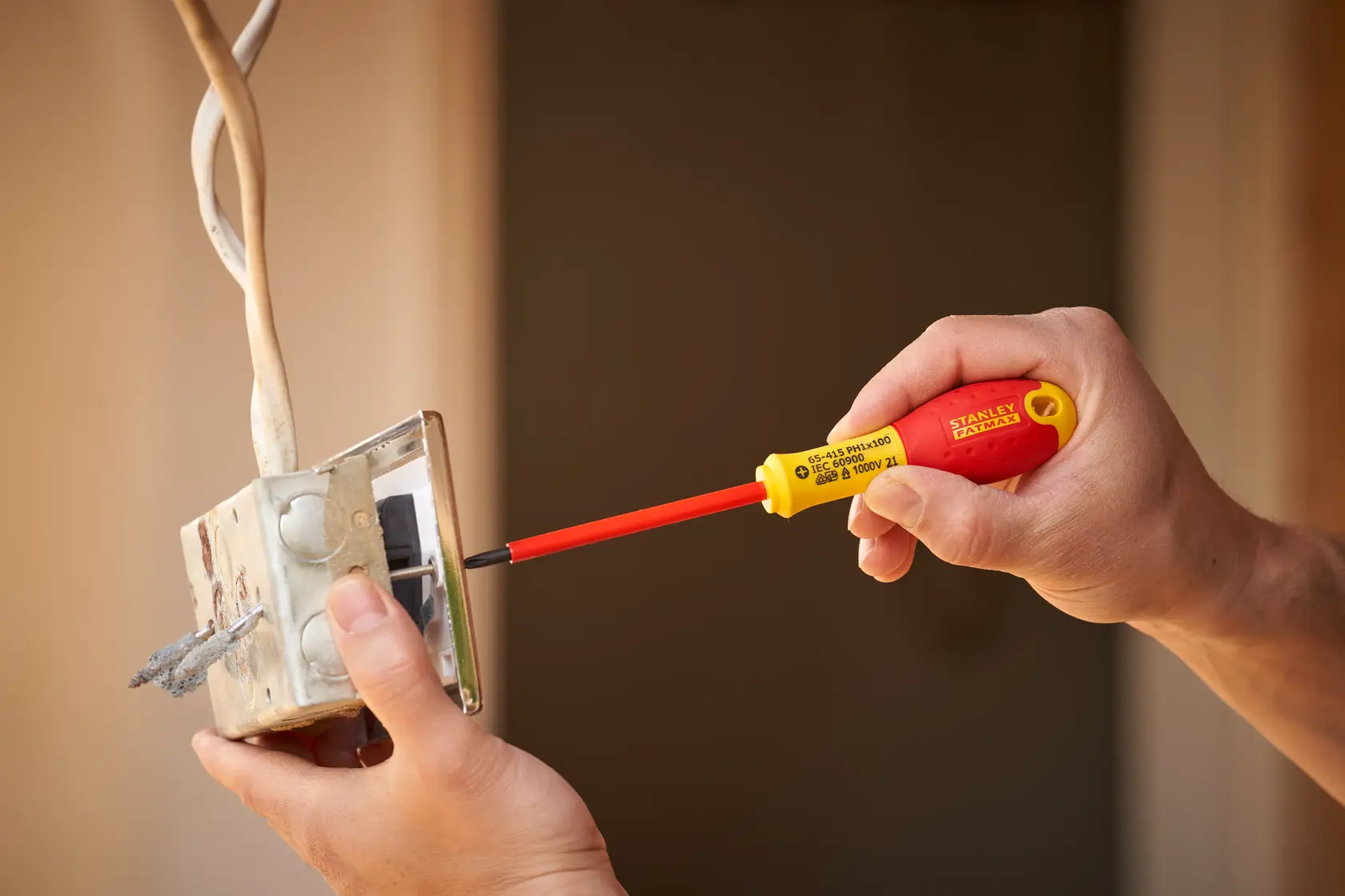 STANLEY® FATMAX® Insulated Phillips PH1 x 100mm Screwdriver Application Action Shot Hand/Person