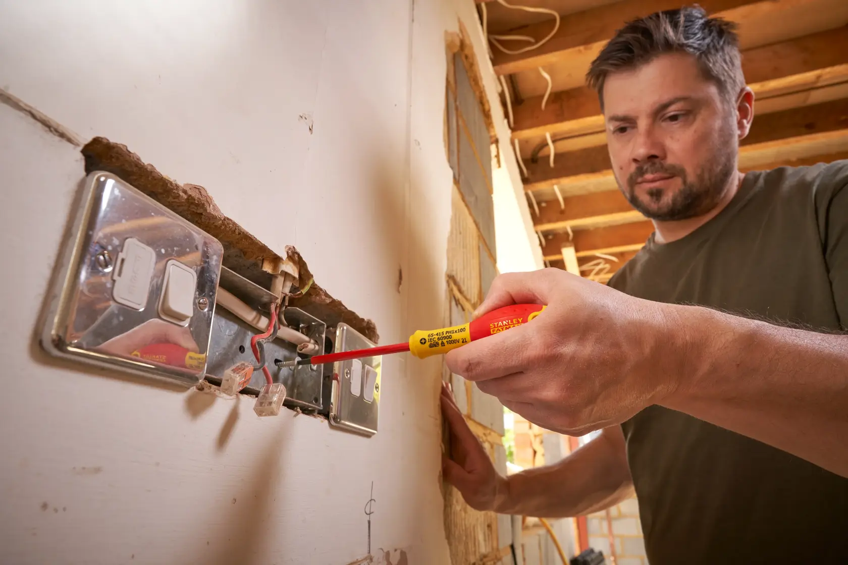 STANLEY® FATMAX® Insulated Phillips PH1 x 100mm Screwdriver Application Action Shot Hand/Person