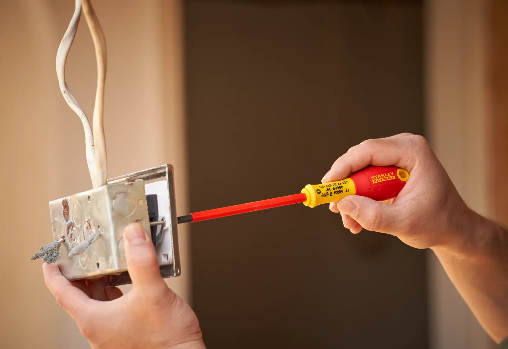 STANLEY® FATMAX® Insulated Pozidriv PZ2 x 125mm Screwdriver Application Action Shot Hand/Person