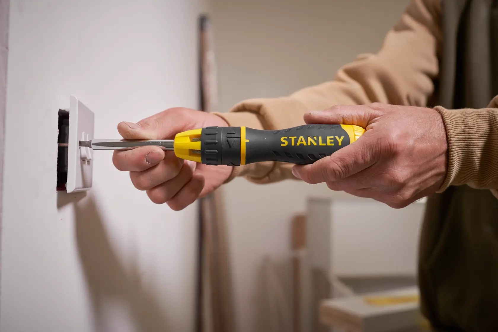 STANLEY® 10 Piece MultiBit Ratcheting Screwdriver Application Image