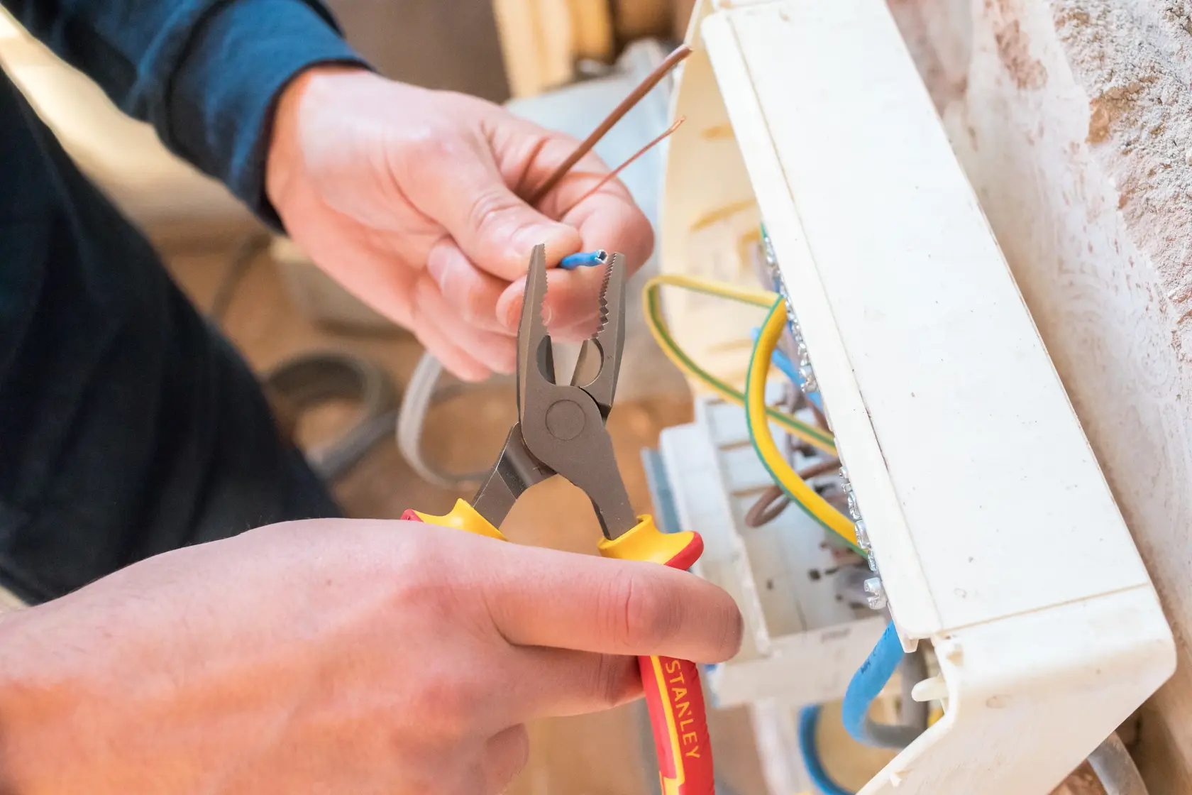 STANLEY® Pince Universelle 160-Mm Isolee 1000v