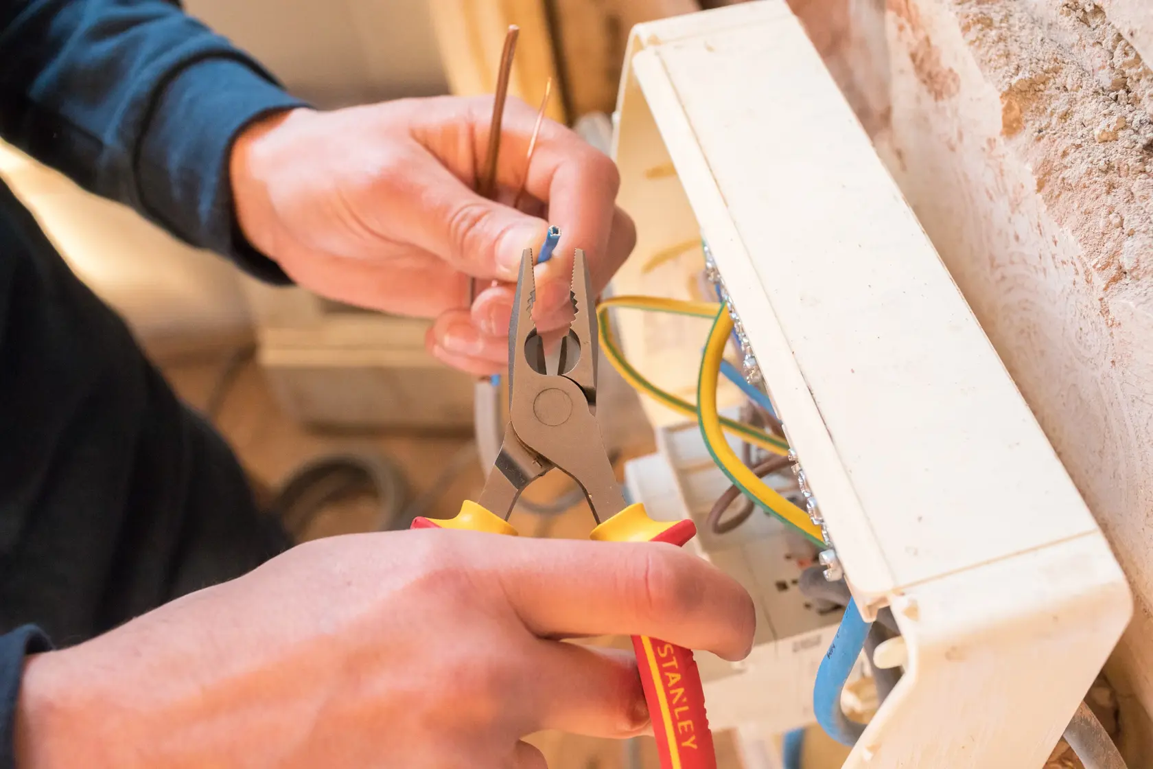 STANLEY® Pince Universelle 160-Mm Isolee 1000v