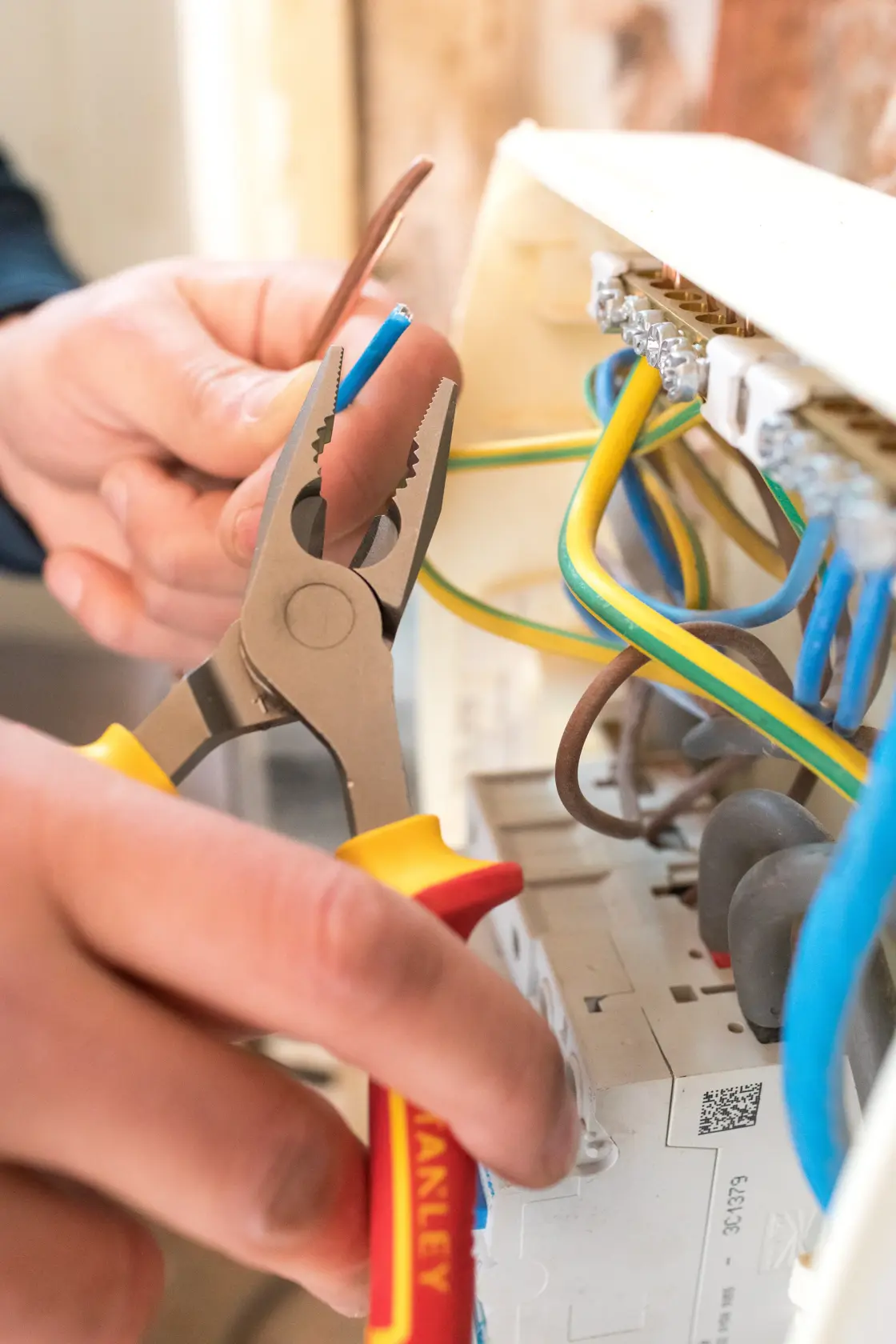 STANLEY® Pince Universelle 160-Mm Isolee 1000v