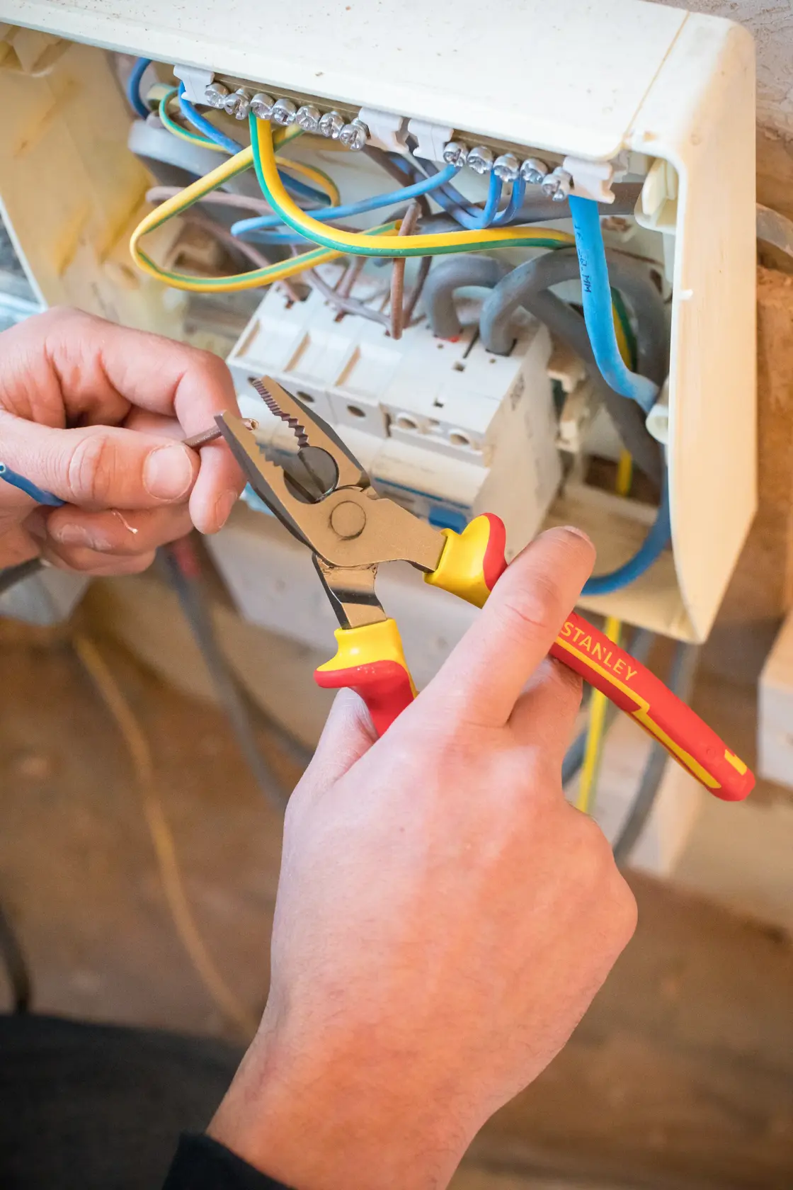 STANLEY® Pince Universelle 180-Mm Isolee 1000v