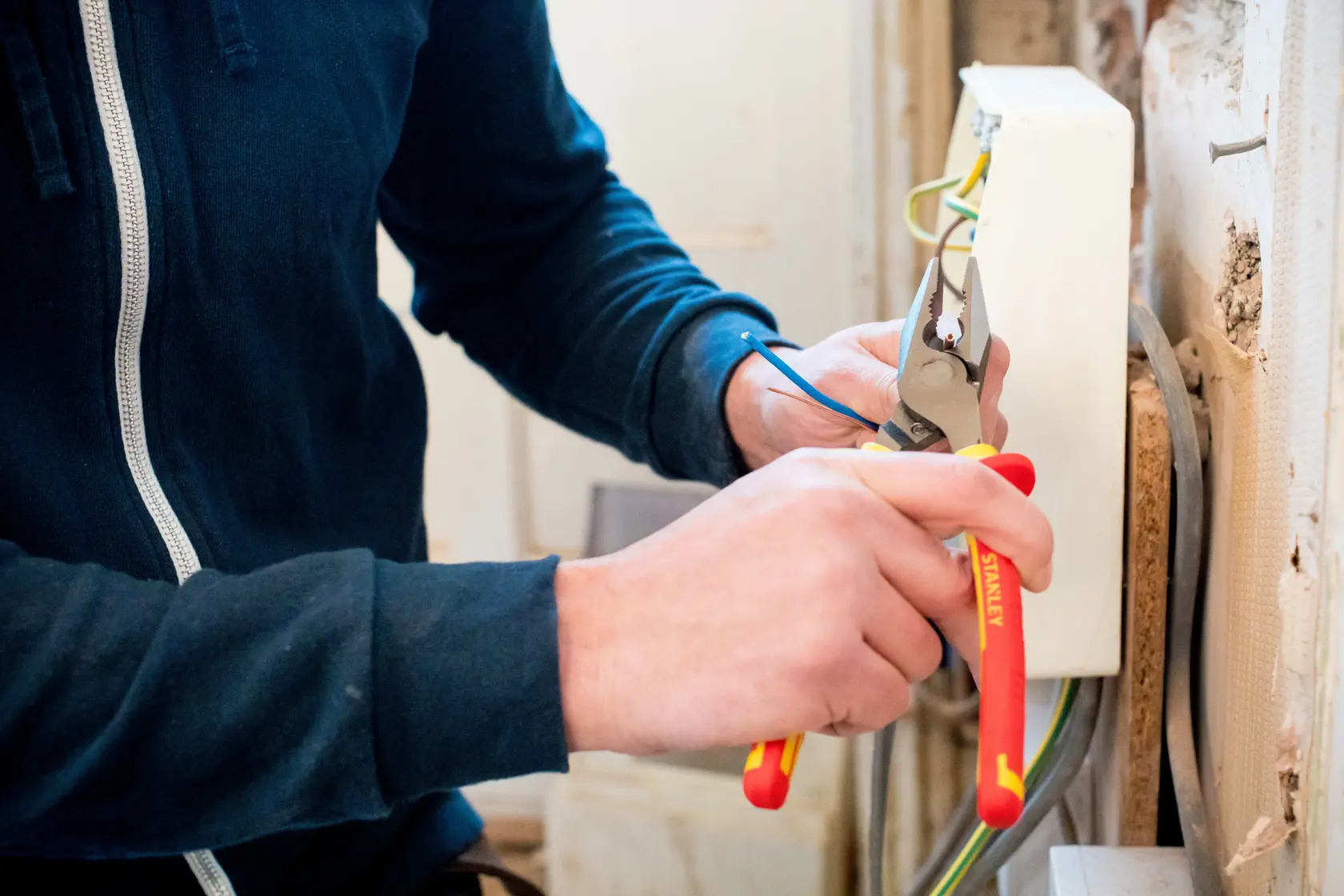 STANLEY® Pince Universelle 180-Mm Isolee 1000v