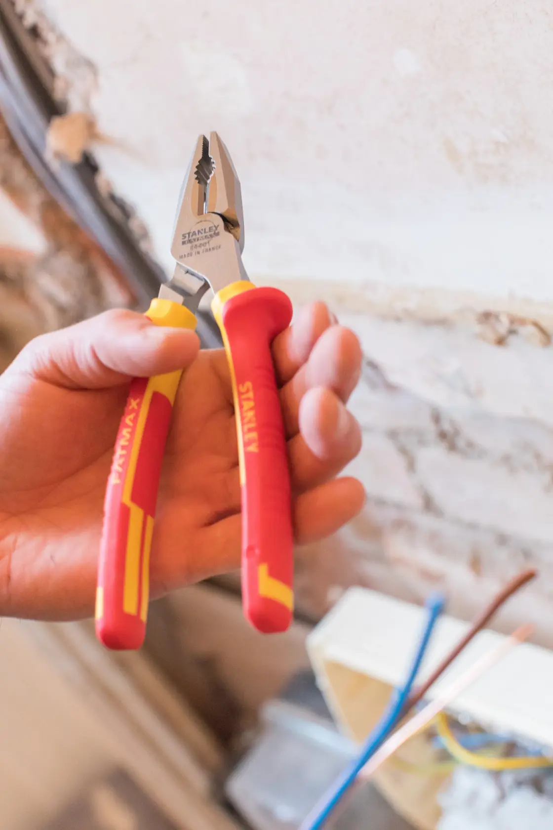 STANLEY® Pince Universelle 180-Mm Isolee 1000v