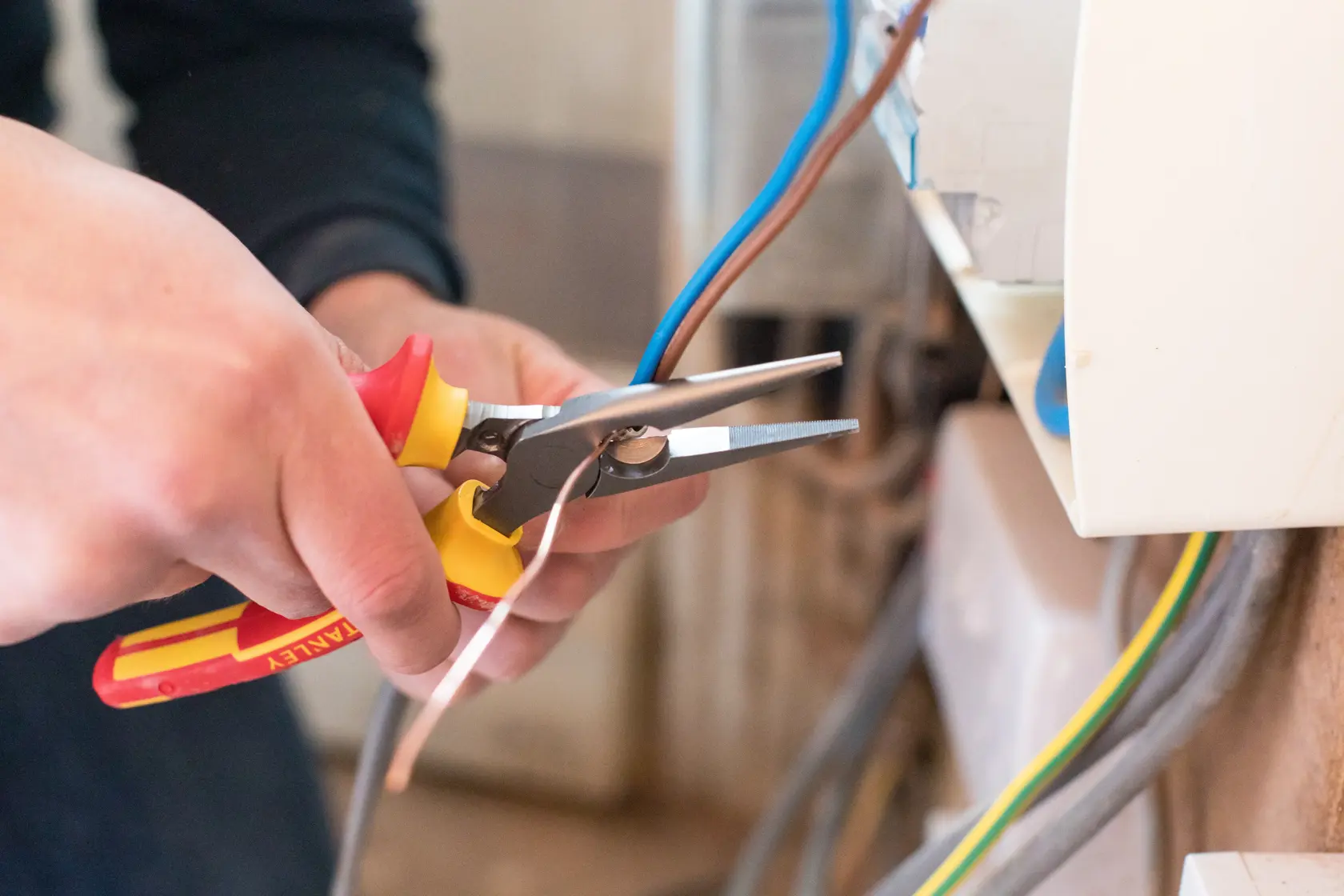 STANLEY® Pince A Becs 1/2 Ronds Longs 160-Mm Isolee 1000v