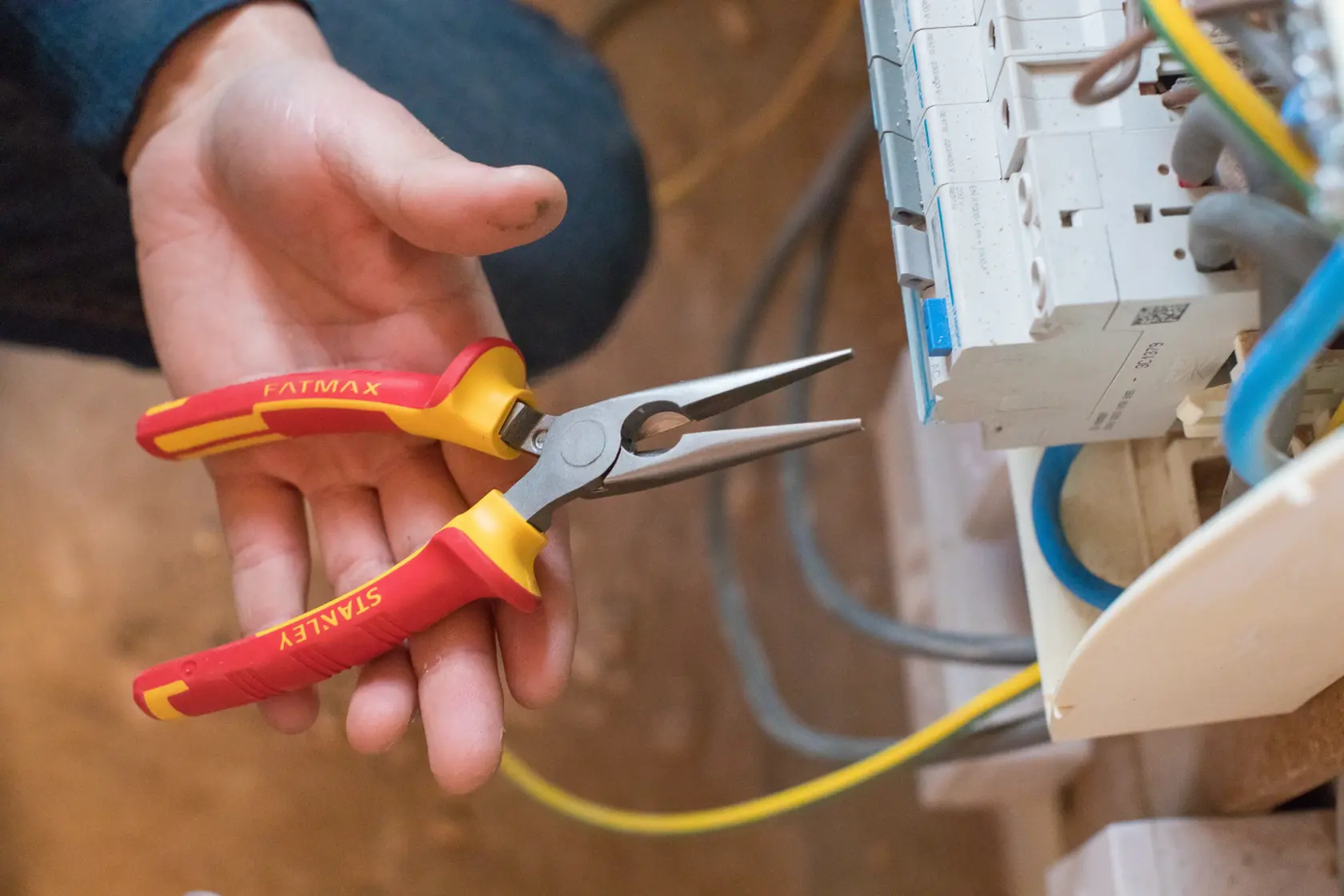 STANLEY® Pince A Becs 1/2 Ronds Longs 160-Mm Isolee 1000v