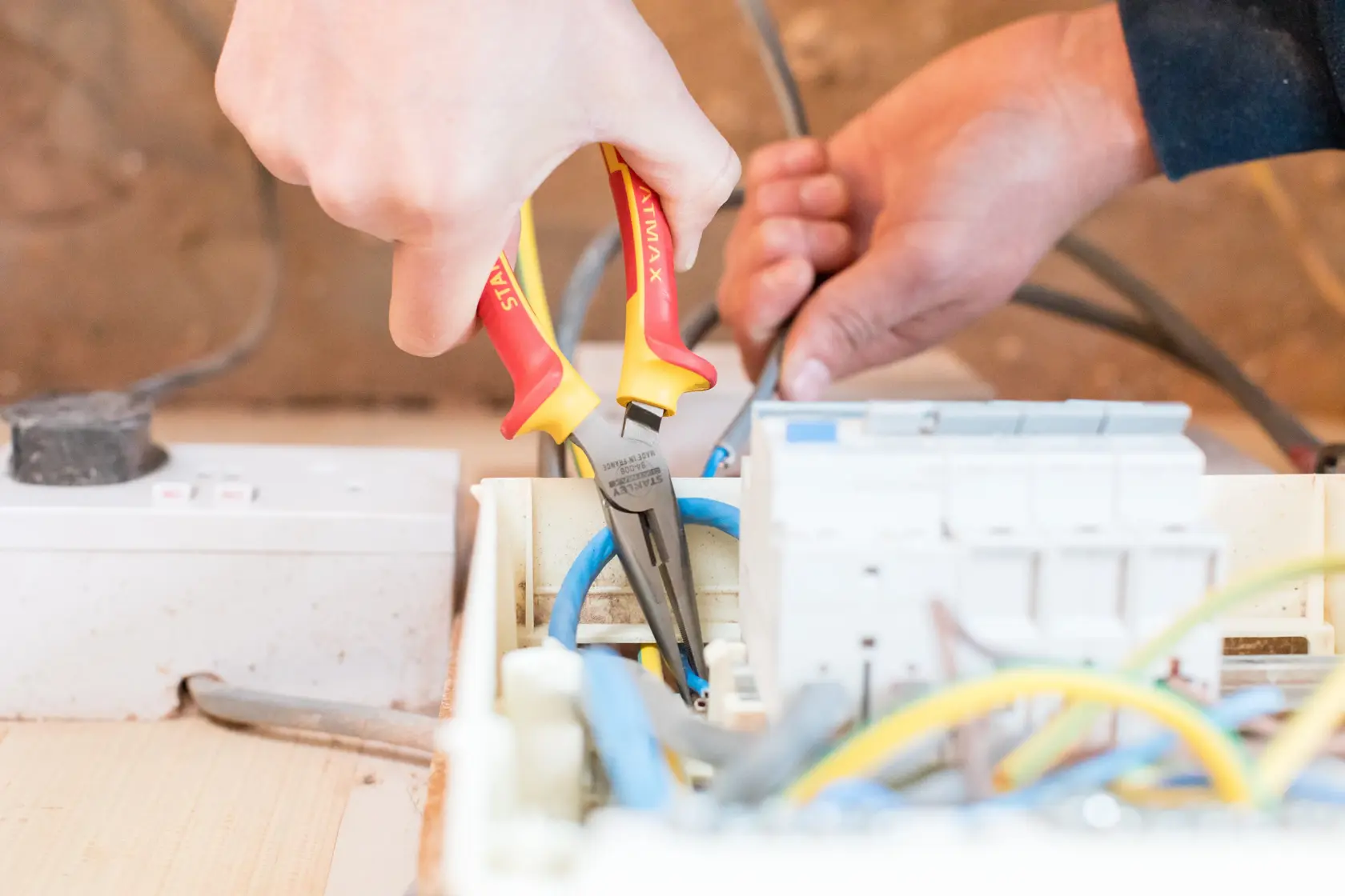 STANLEY® Pince A Becs 1/2 Ronds Longs 160-Mm Isolee 1000v