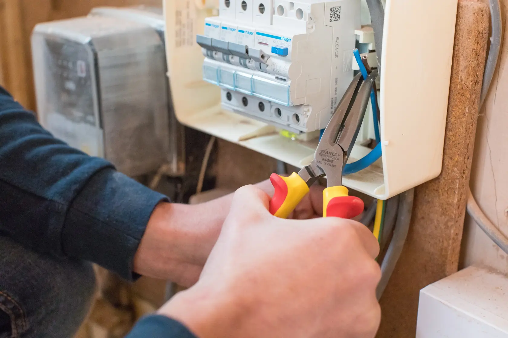 STANLEY® Pince À Becs 1/2 Ronds Longs, Coudée, Isolée 1000v, 200 Mm