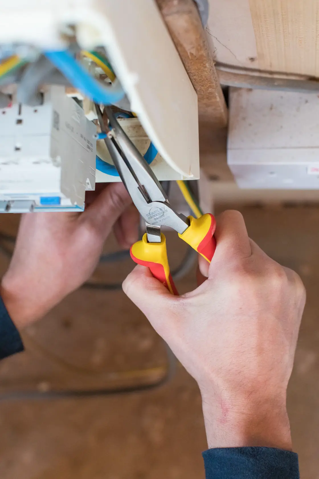 STANLEY® Pince À Becs 1/2 Ronds Longs, Coudée, Isolée 1000v, 200 Mm