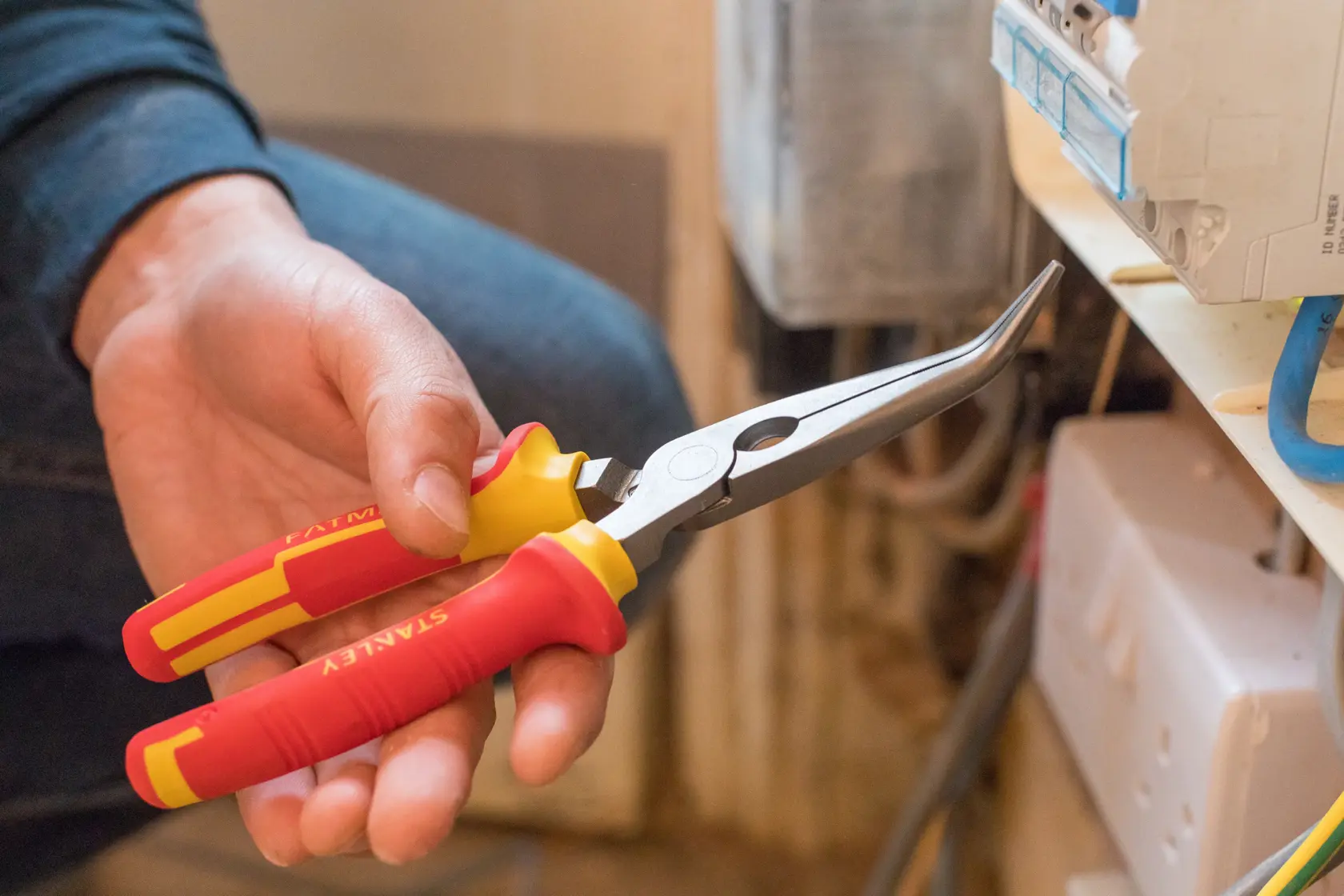 STANLEY® Pince À Becs 1/2 Ronds Longs, Coudée, Isolée 1000v, 200 Mm