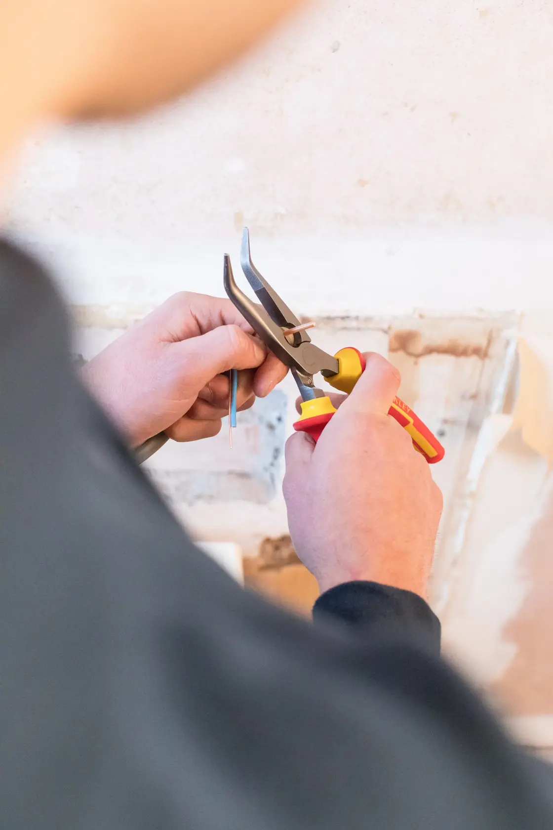 STANLEY® Pince À Becs 1/2 Ronds Longs, Coudée, Isolée 1000v, 200 Mm