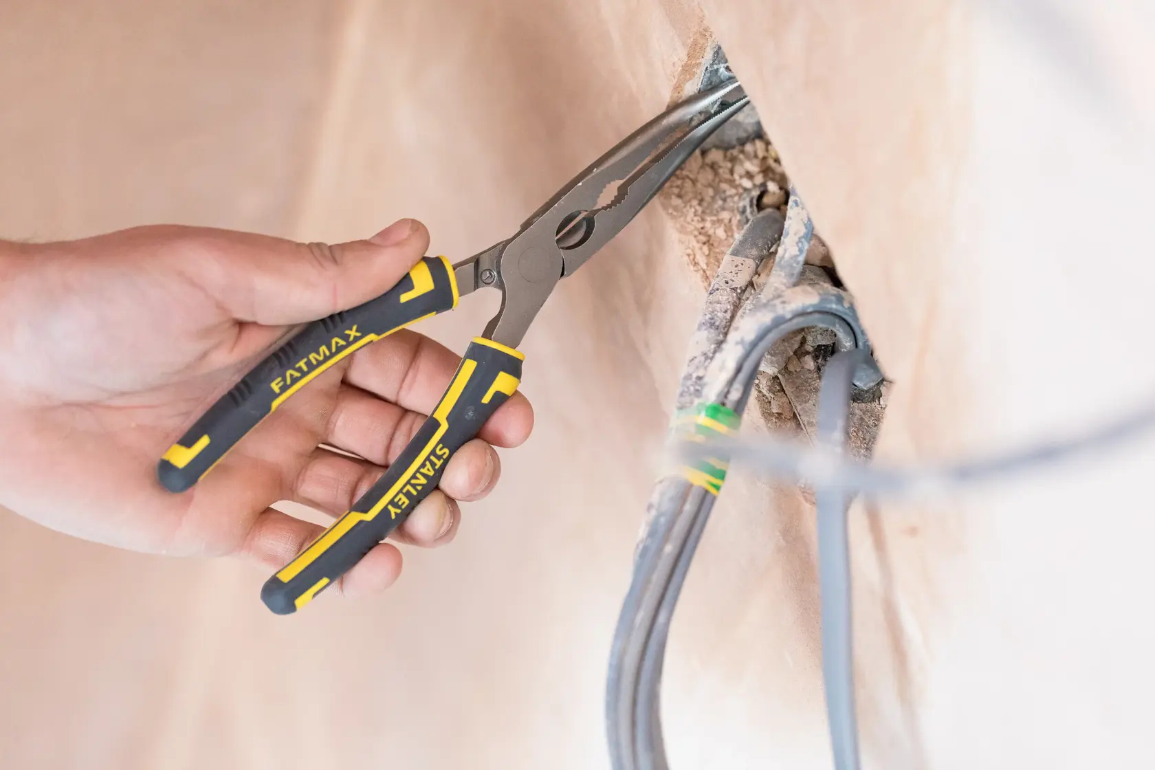 STANLEY® FATMAX® Pince À Becs 1/2 Ronds Longs Coudés 200 Mm