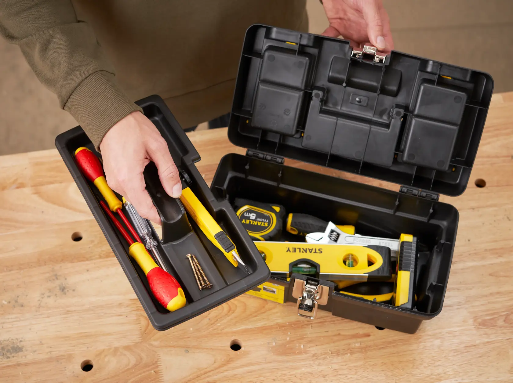 STANLEY® Series 2000 with 2 Built-In Organizers & Tray, Metal Latch