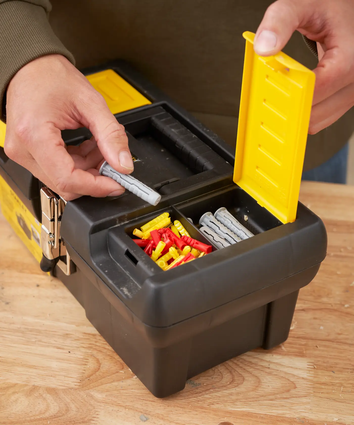 STANLEY® Series 2000 with 2 Built-In Organizers & Tray, Metal Latch