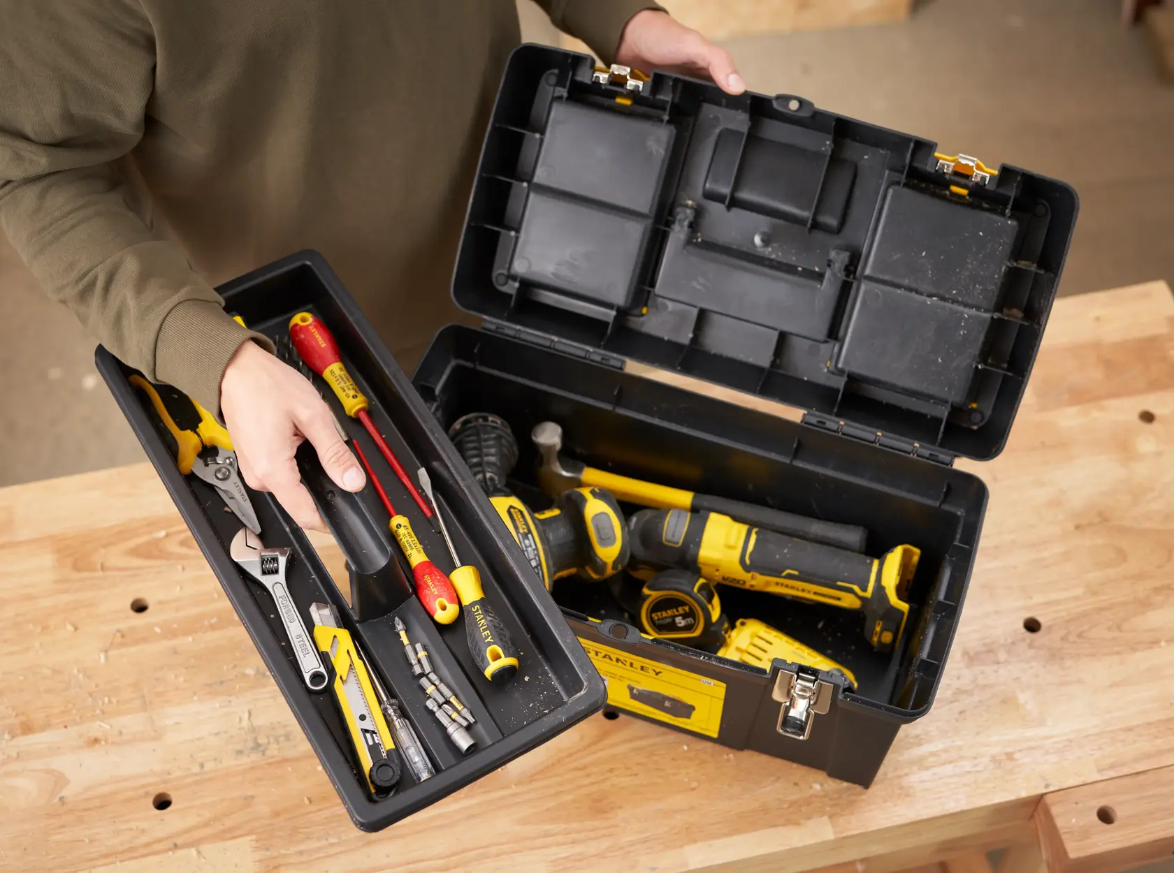 STANLEY® Series 2000 with 2 Built-In Organizers & Tray, Metal Latch