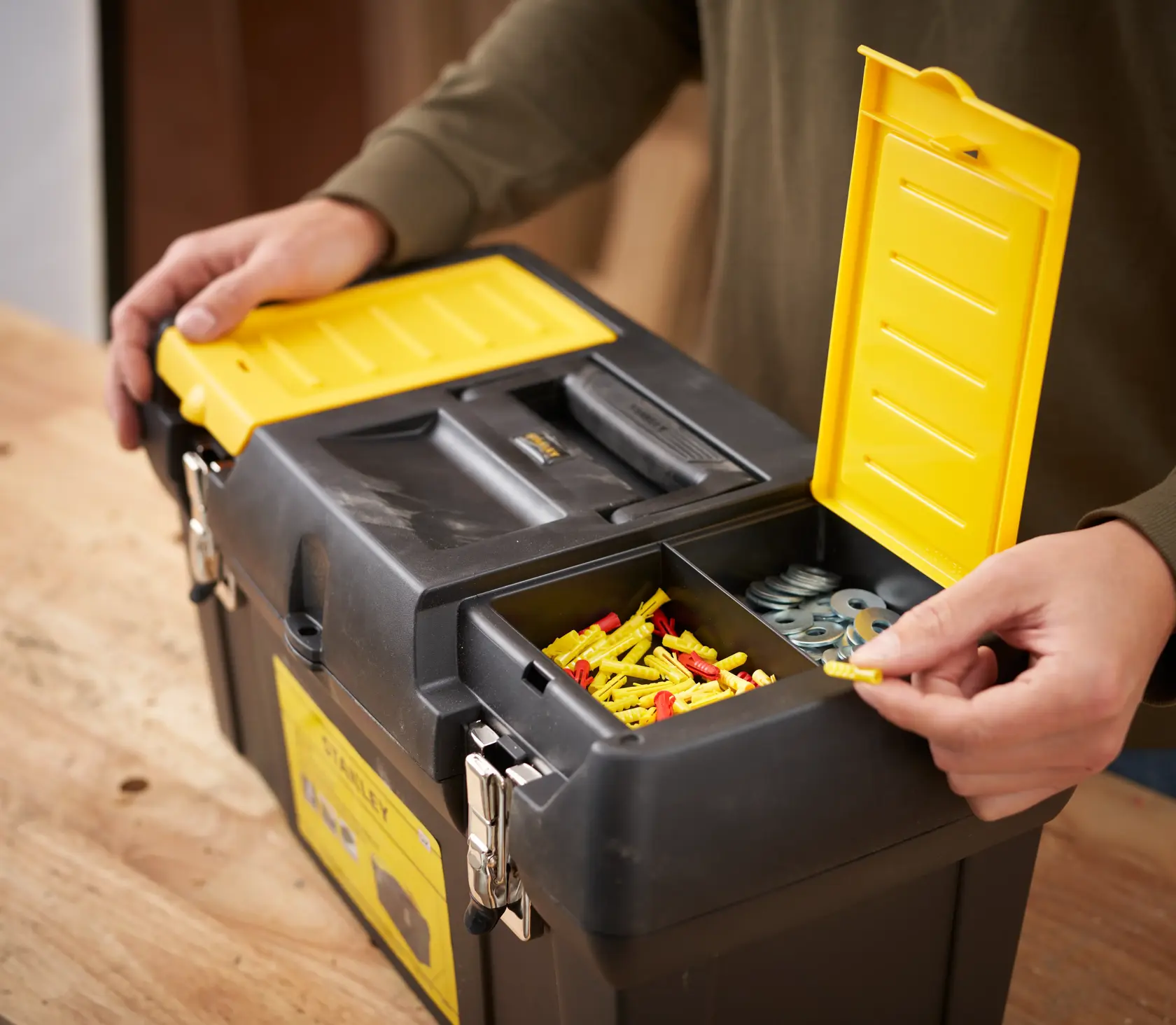 STANLEY® Series 2000 with 2 Built-In Organizers & Tray, Metal Latch