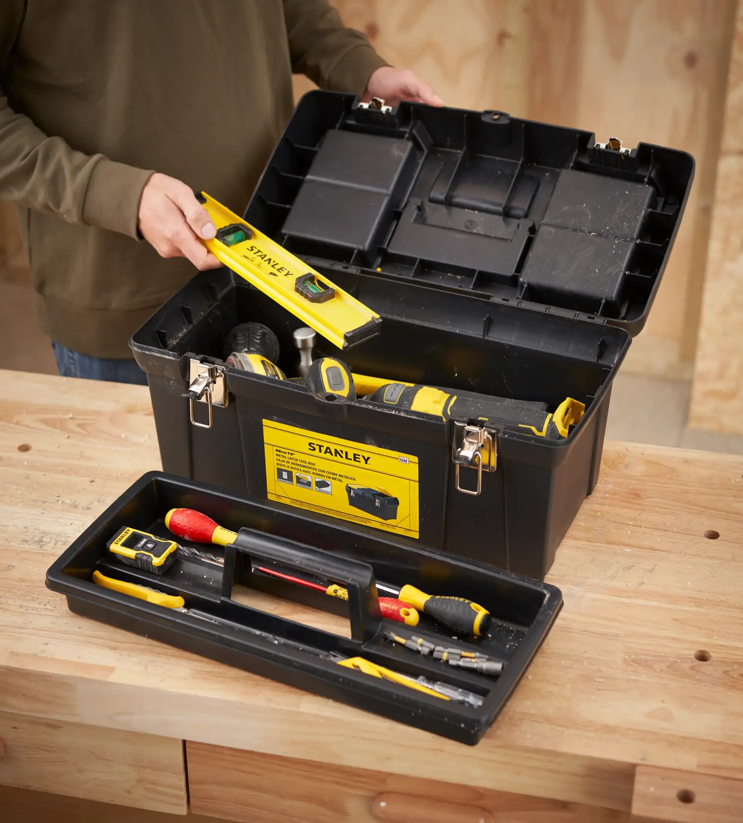 STANLEY® Series 2000 with 2 Built-In Organizers & Tray, Metal Latch
