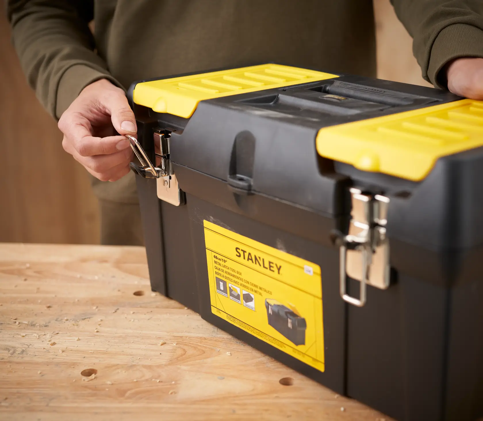 STANLEY® Series 2000 with 2 Built-In Organizers & Tray, Metal Latch