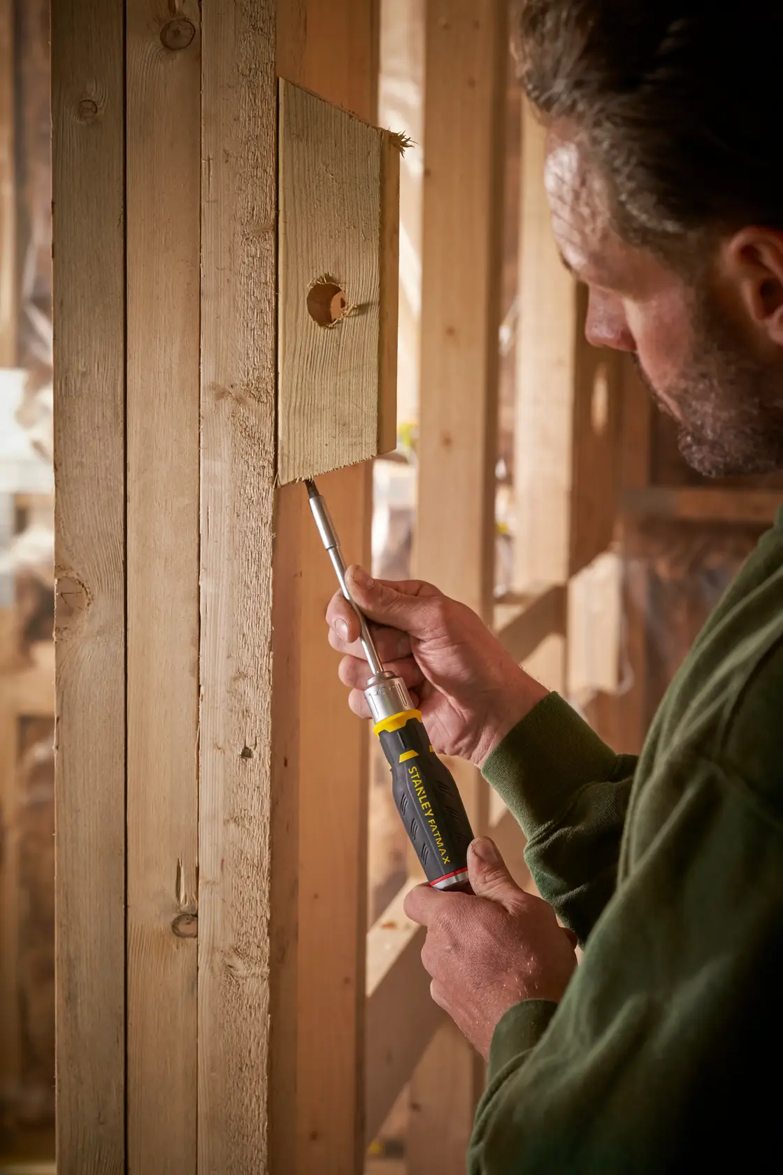 STANLEY® FATMAX® Regular Ratchet Screwdriver with 12 Bits Application Image