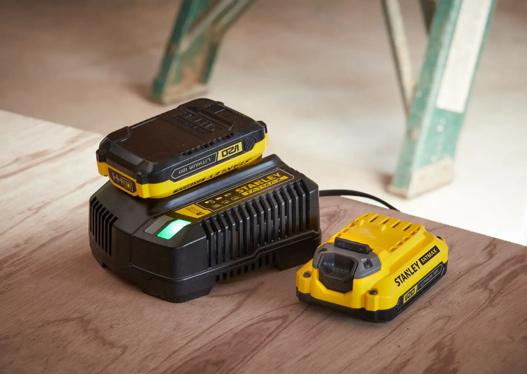 Chargeur Lithium Ion 18V 4A - Compatible avec toutes les batteries de la Gamme V20 - STANLEY® FATMAX®, SFMCB14-QW