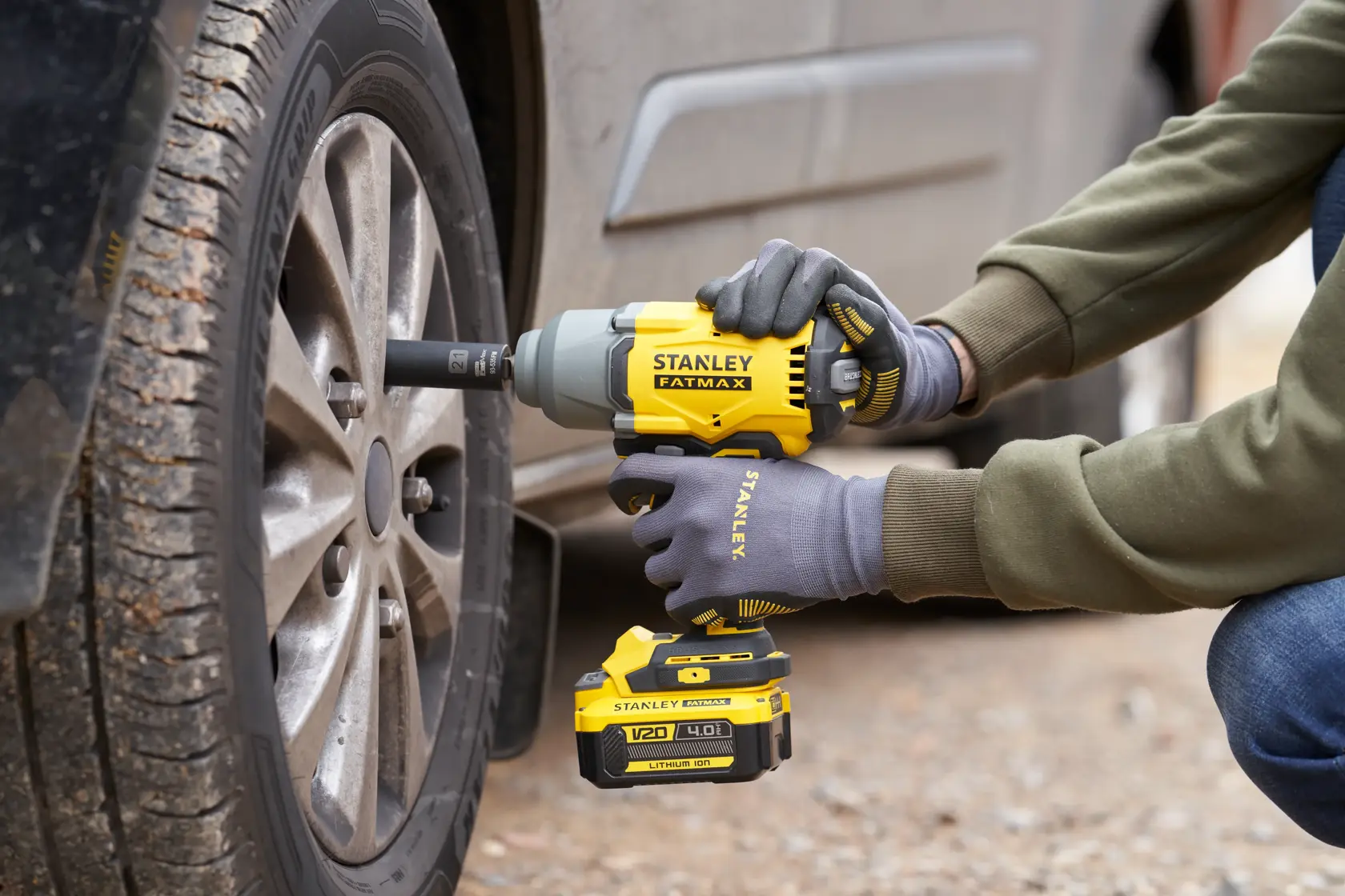 18V STANLEY® FATMAX® V20 Cordless Brushless 1/2" High Torque Impact Wrench with 1 x 4.0Ah Lithium Ion Battery
