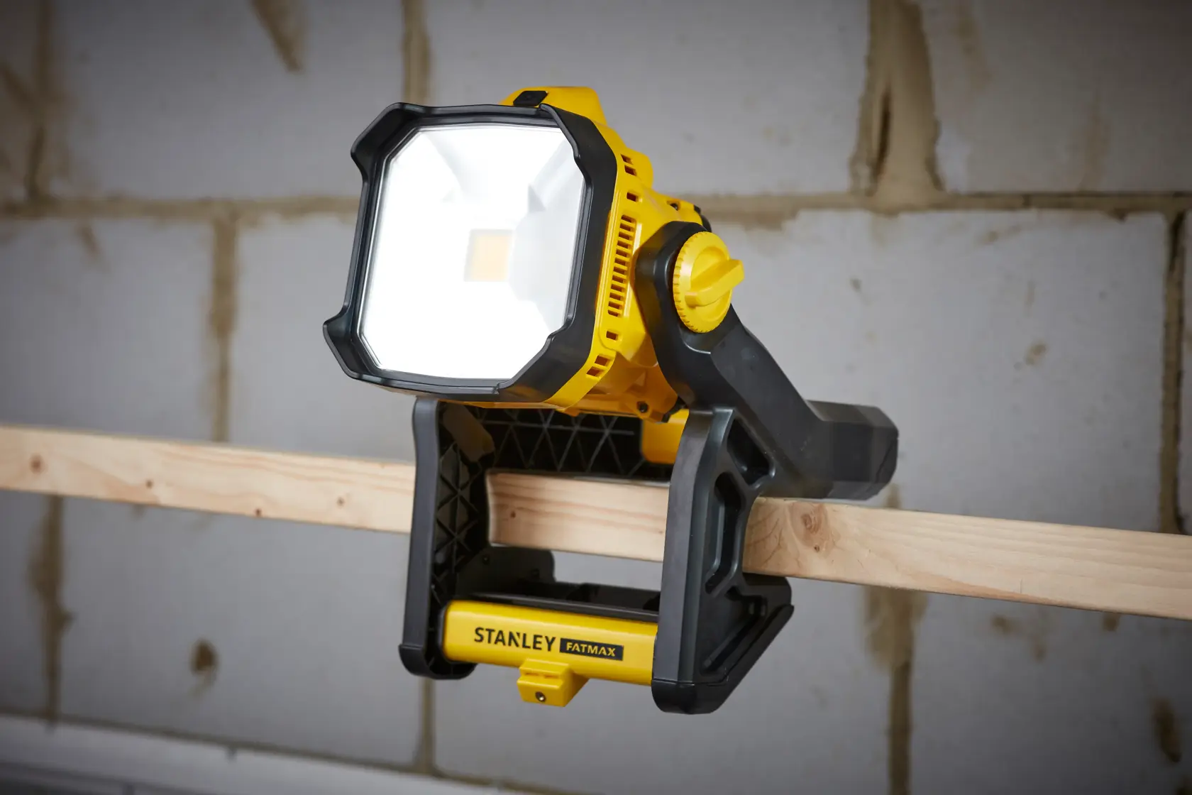 STANLEY® FATMAX® Lampe Projecteur - 18v - 750-1825 Lumens, Tête Pivotante 0-140° (Outil Seulement)