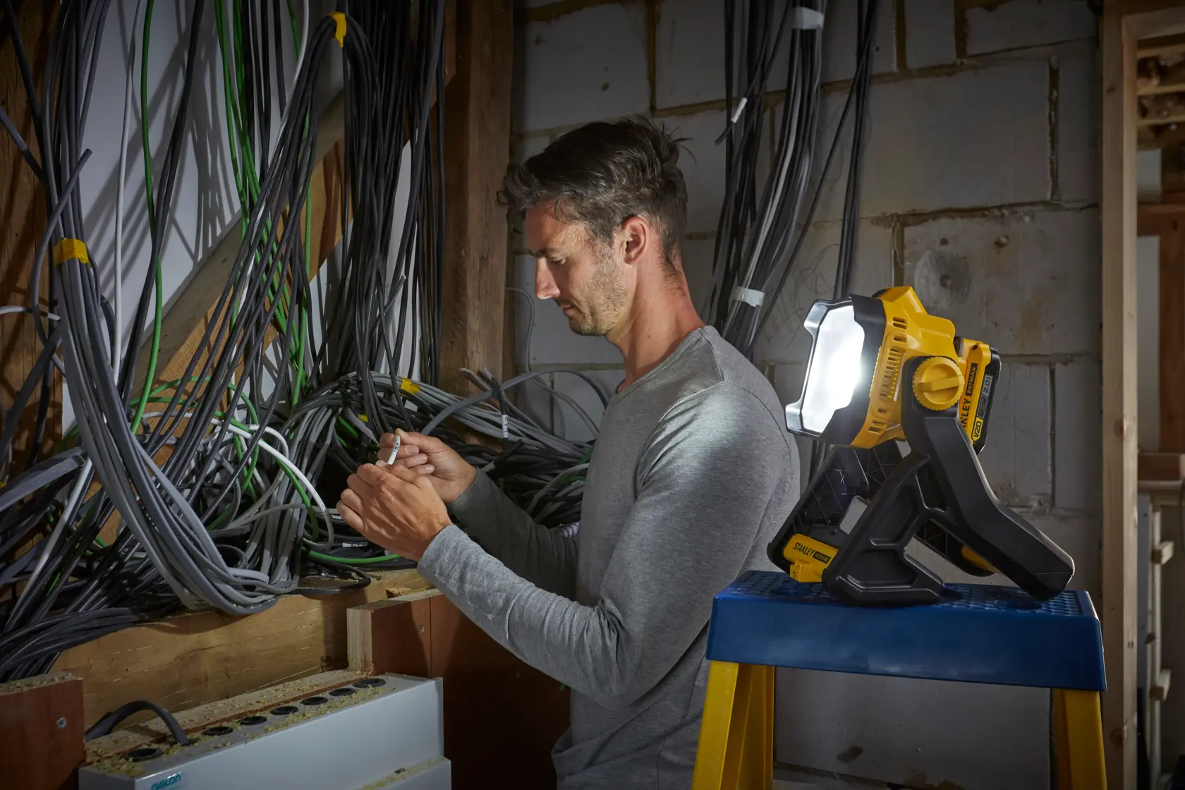 STANLEY® FATMAX® Lampe Projecteur - 18v - 750-1825 Lumens, Tête Pivotante 0-140° (Outil Seulement)