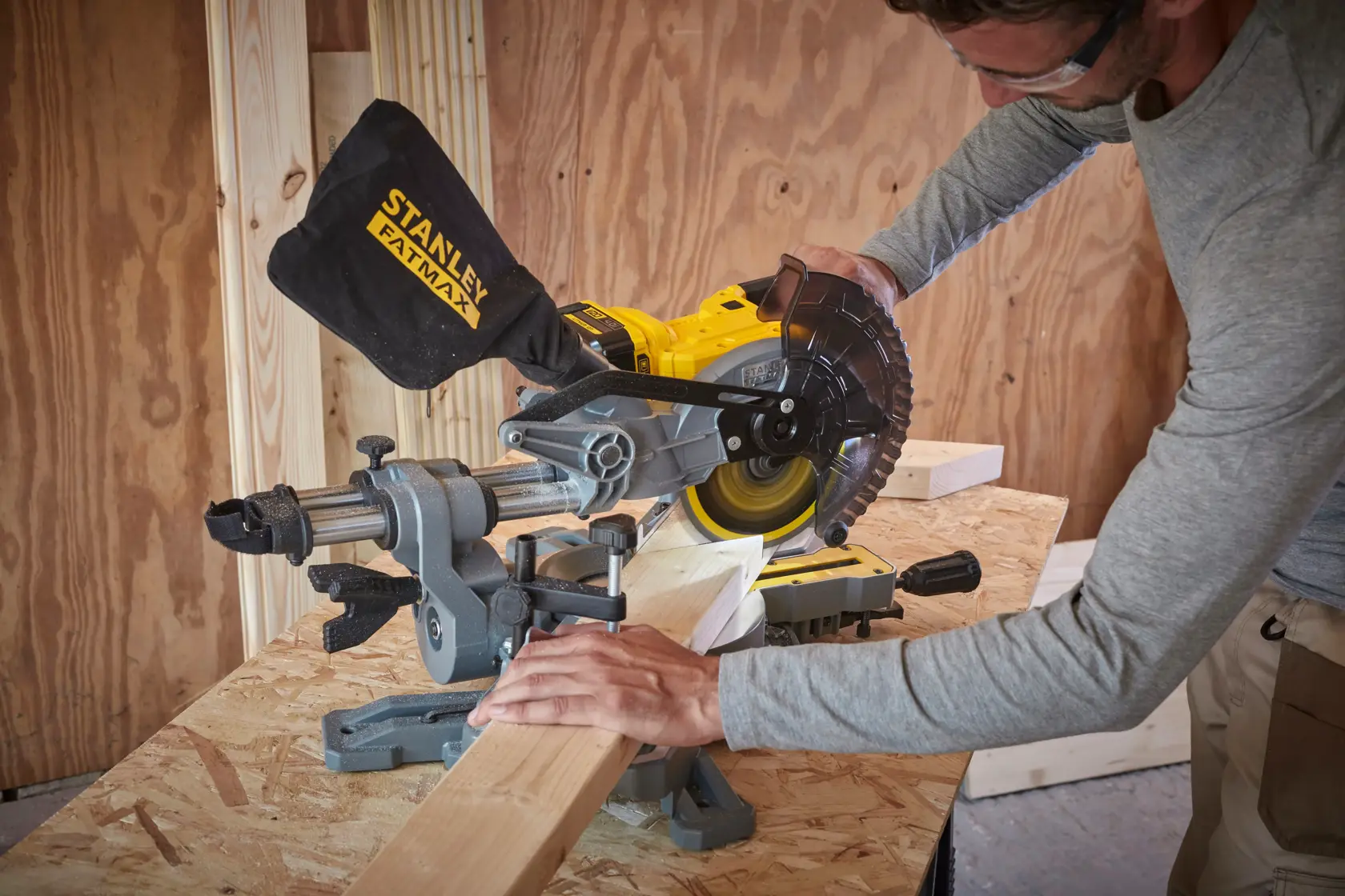 STANLEY® FATMAX® V20 Scie à onglet radiale 190mm 18V