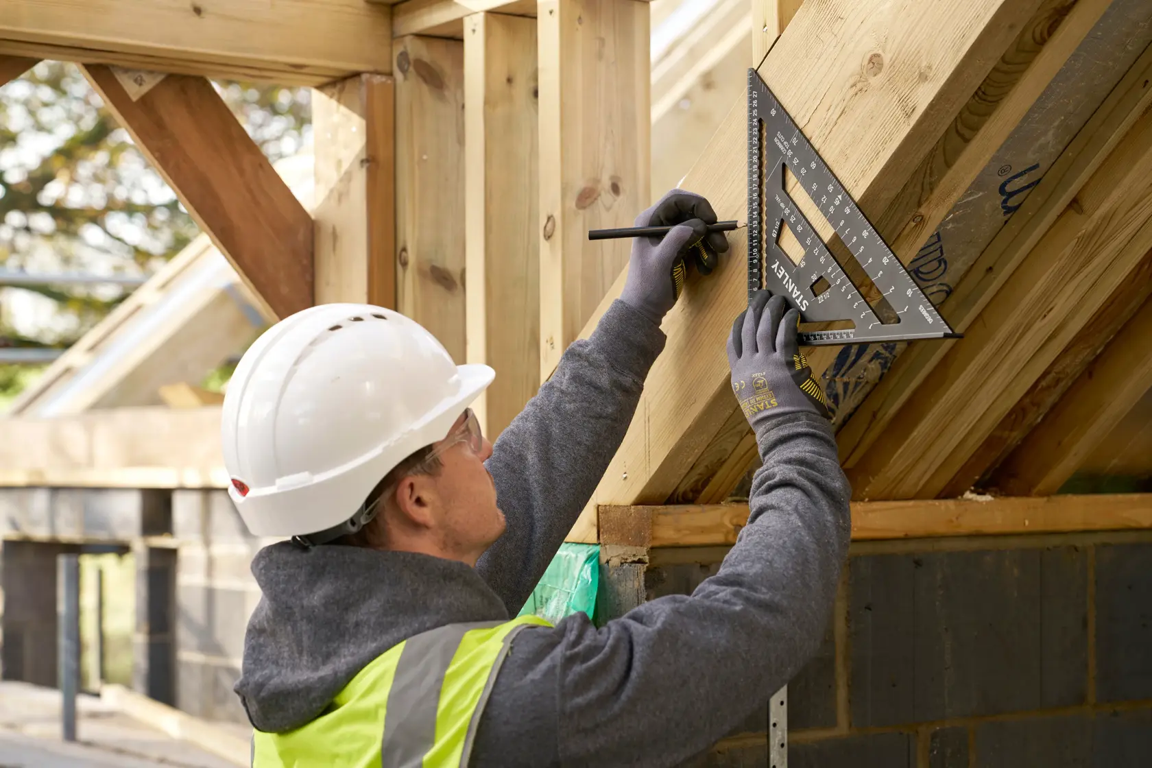 STANLEY® FATMAX® QUICKSQUARE® 300MM Premium Rafter Square to mark a roof rafter