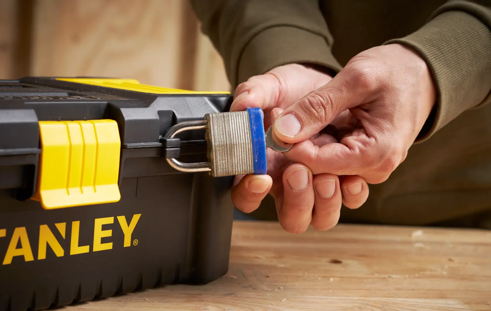 STANLEY® Essential toolbox plastic latch