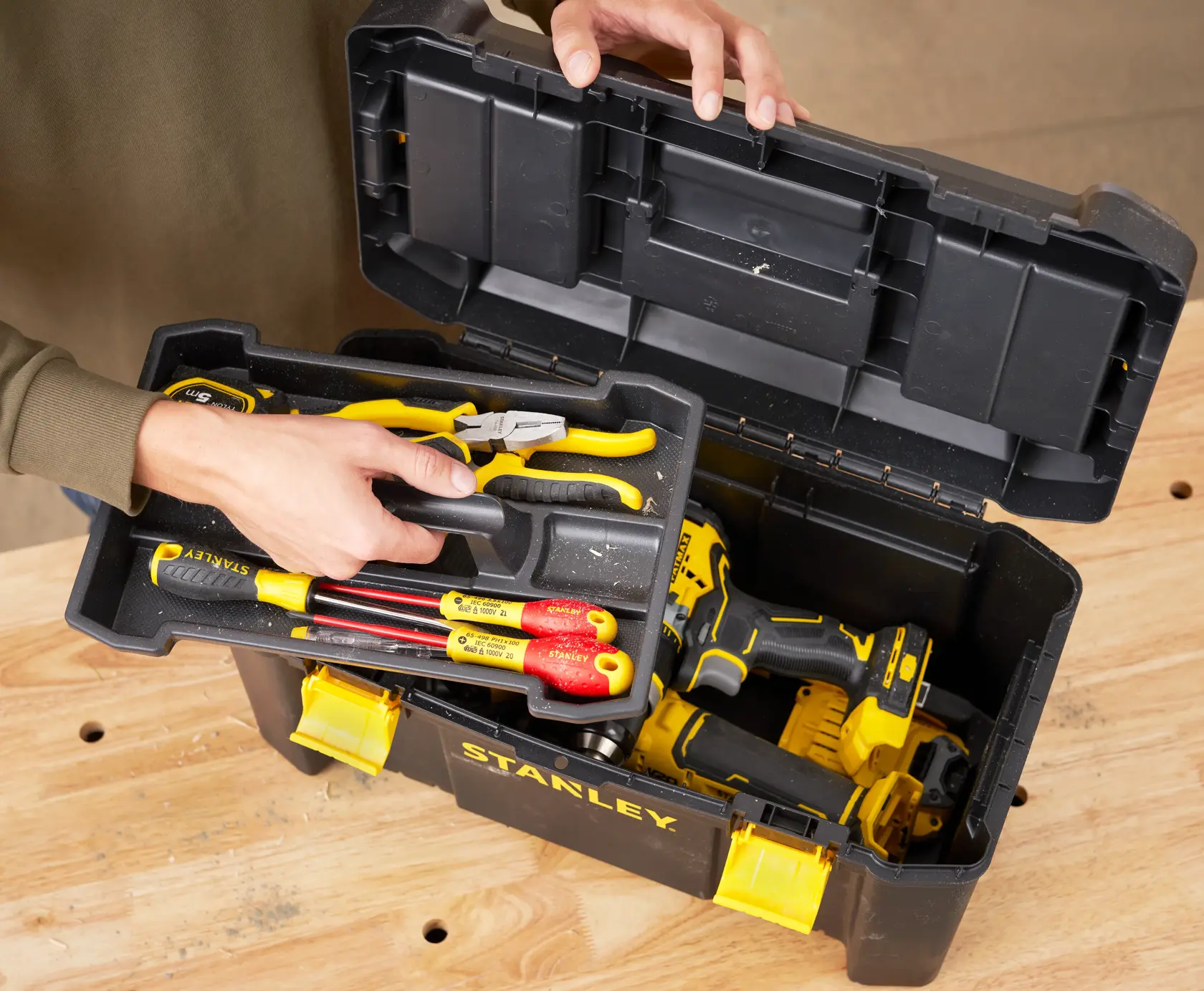 STANLEY® Essential toolbox plastic latch